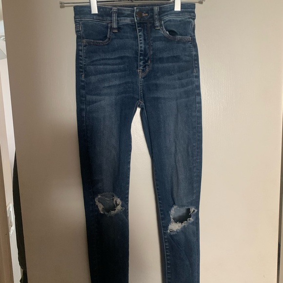 American Eagle Outfitters Denim - EUC AE skinny blue jeans with distressed knees. Size 00